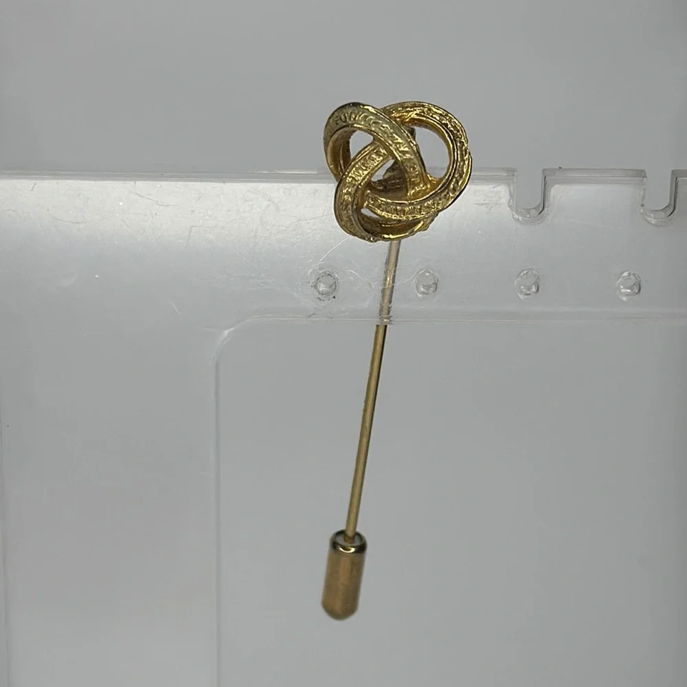 Elegant Gold Knot Brooch Pin